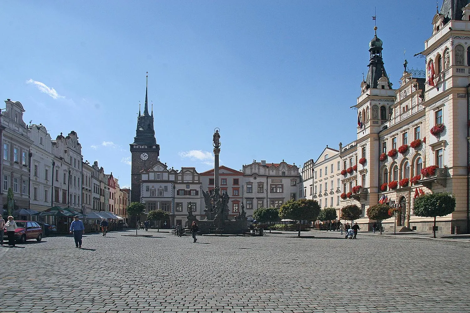 Pernštýnské náměstí v Pardubicích se Zelenou bránou
